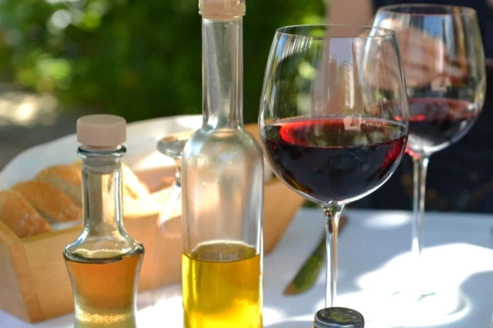 Вино помогает слушать. Красное вино производство. Вино помогает. Вино экономика впечатлений.