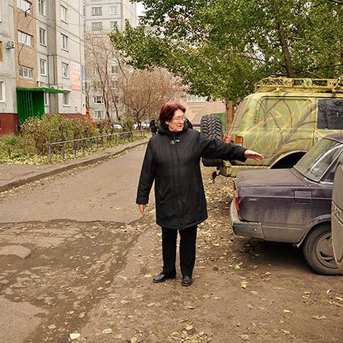 В Омске во дворе жилого дома на месте парковки пытаются возвести офисный  центр - KP.RU