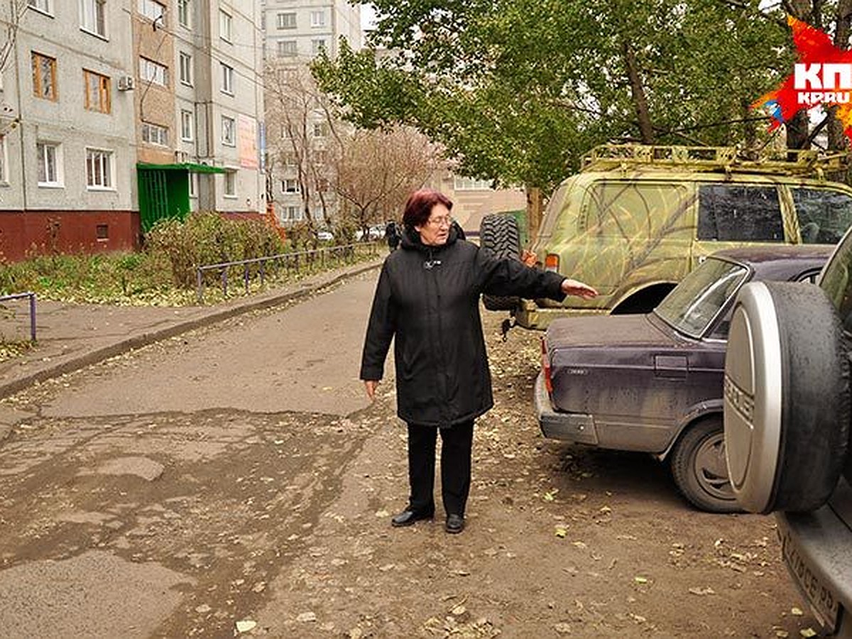 В Омске во дворе жилого дома на месте парковки пытаются возвести офисный  центр - KP.RU