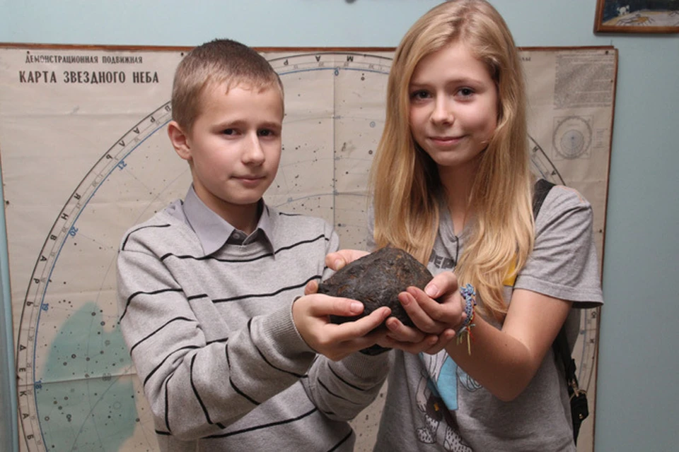 Лера и Владислав Герман изучили свою находку - почти двухкилограммовый осколок метеорита - вдоль и поперек.