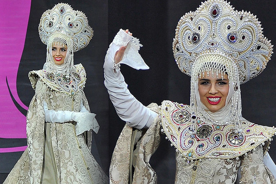 Финалистки конкурса "Мисс Вселенная" выдали великолепное костюмированное шоу. На фото - участница от России Эльмира Абдразакова.