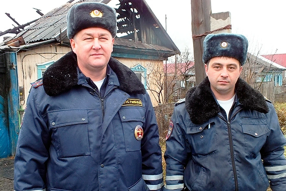 Олег Горжин (слева) и Денис Дробышев, не раздумывая, бросились в огонь