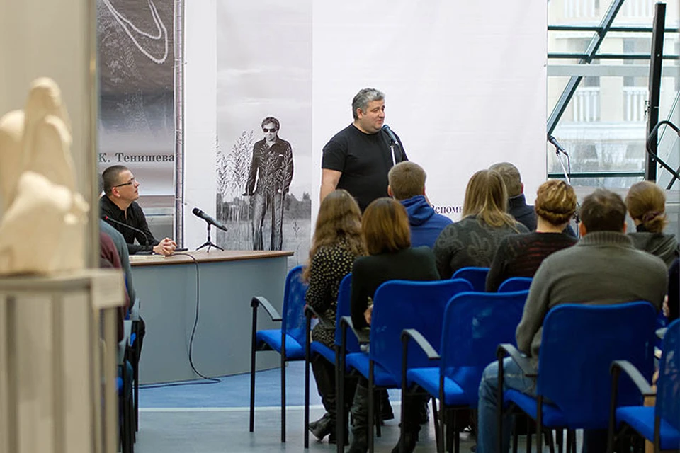 В смоленском КВЦ представили книгу Михаила Ивашина. На презентации о нем вспоминали коллеги и близкие.