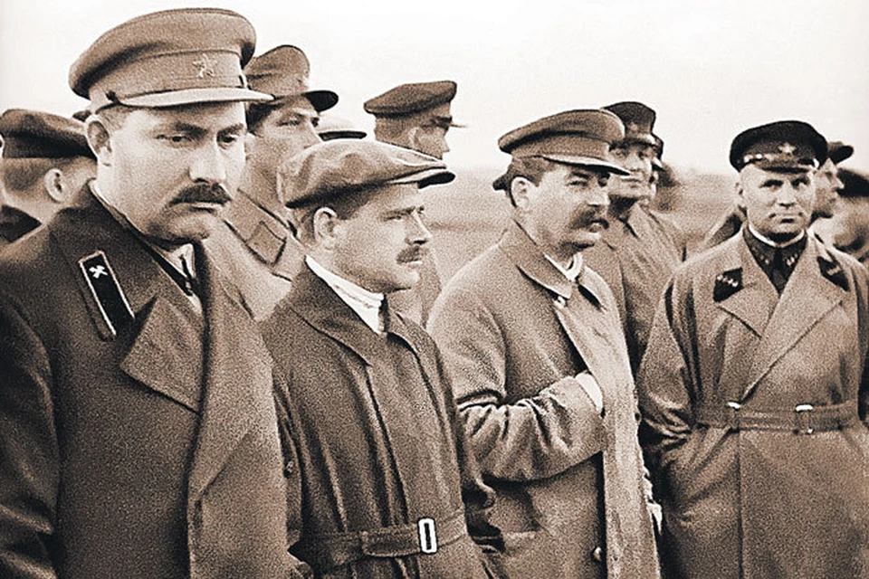 Слева направо: Каганович, Андреев и Сталин в августе 1936 года.