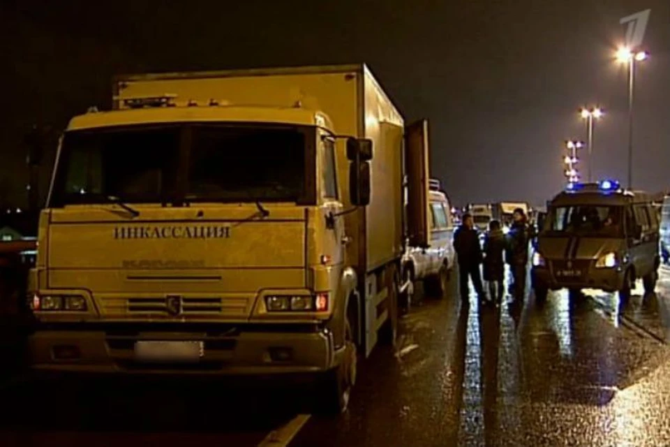 На инкассаторскую машину напали шесть парней в масках, вооруженные автоматами.