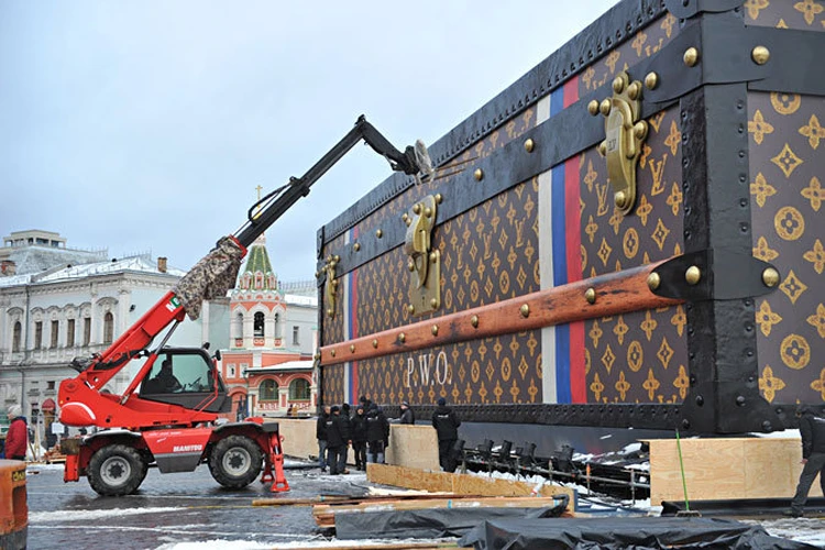 Louis Vuitton могут оштрафовать из-за чемодана на Красной площади