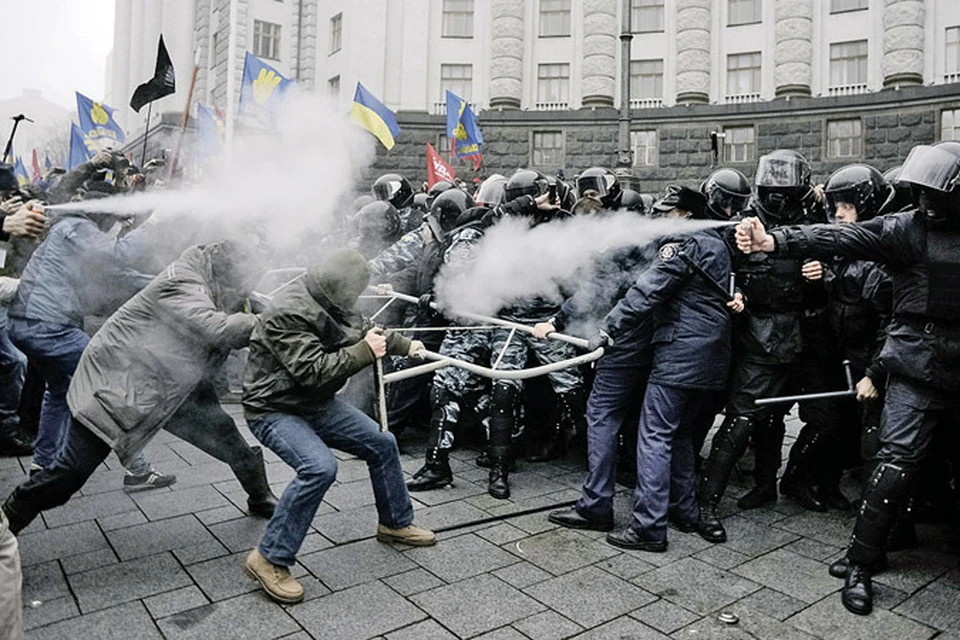 На митинге в поддержку евроинтеграции в Киеве произошли столкновения с полицией