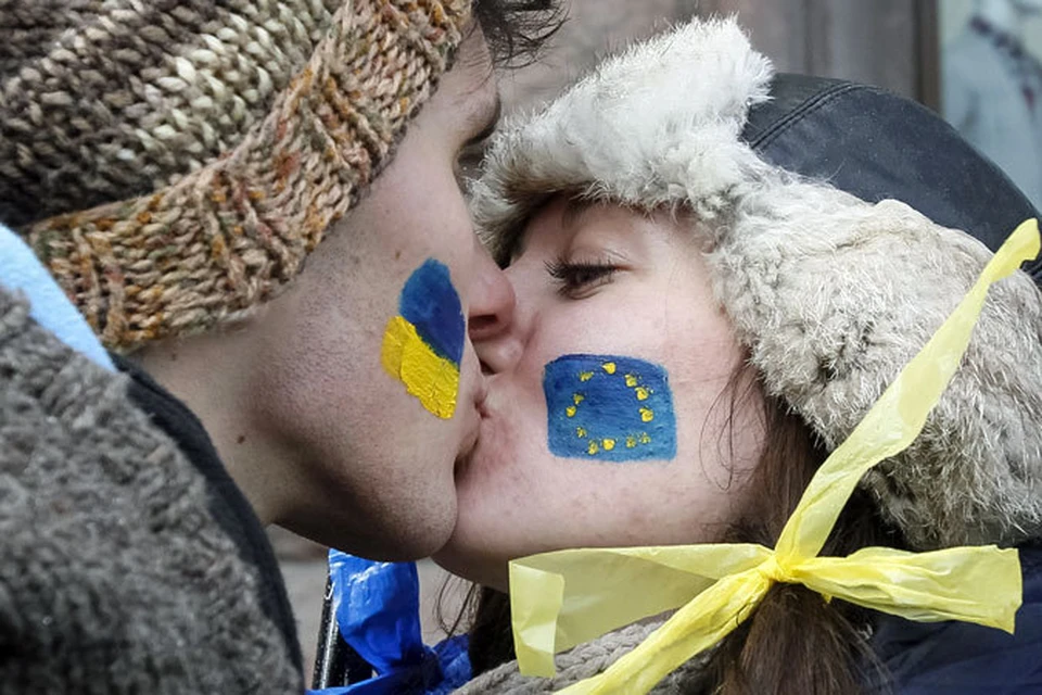 Украина стремится в Евросоюз с таким видом, как будто садится на огромную, комфортабельную баржу и уплывает от России прочь, через моря и океаны: прощай, немытая, прощай!