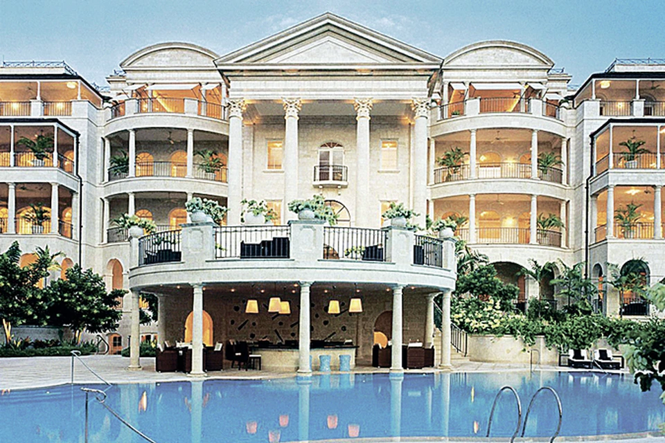 Мрамор, бассейн и СПА-зона: как выглядит роскошный особняк Рианны по соседству с Полом Маккартни?