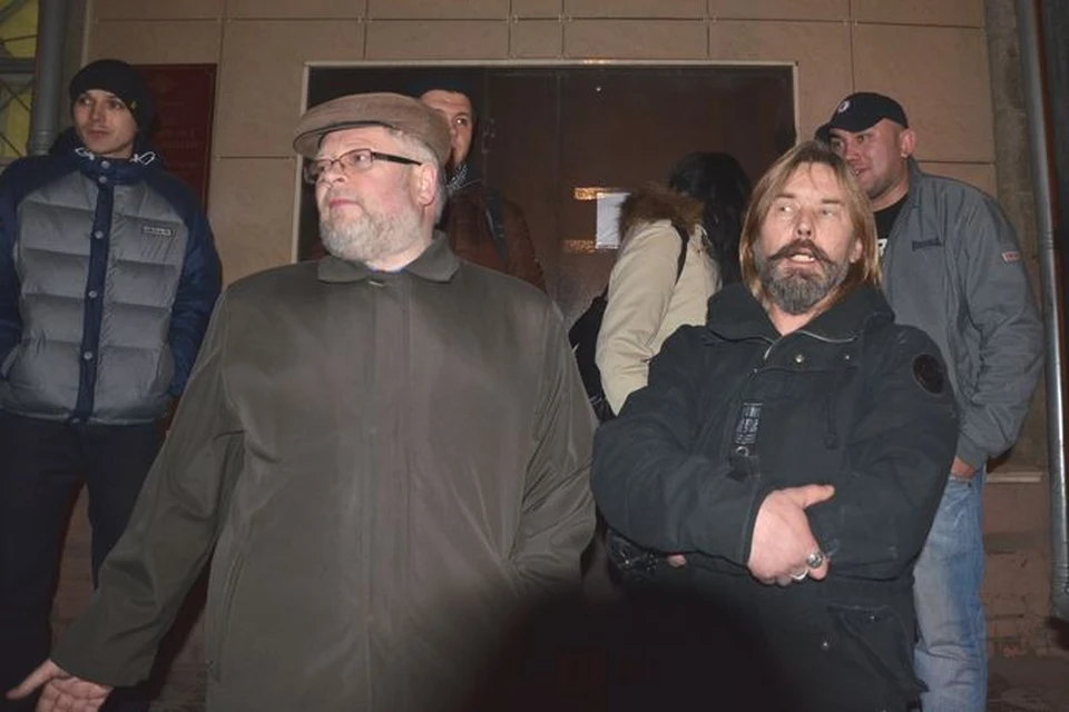 На крыльце отдела полиции вместе с "коллегой" Алексеем Крестьяновым.