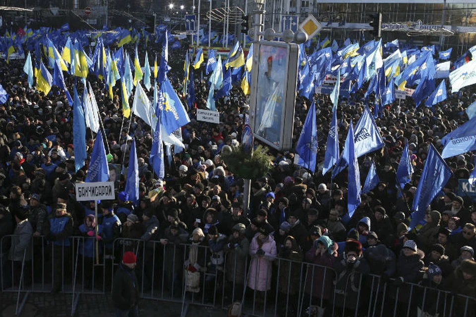 Участники акции, приехавшие накануне в Киев из всех регионов страны, расположились на соседней площади с демонстрантами Майдана