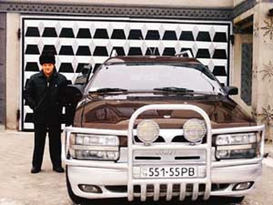 В этот джип легко вмещаются 18 человек.