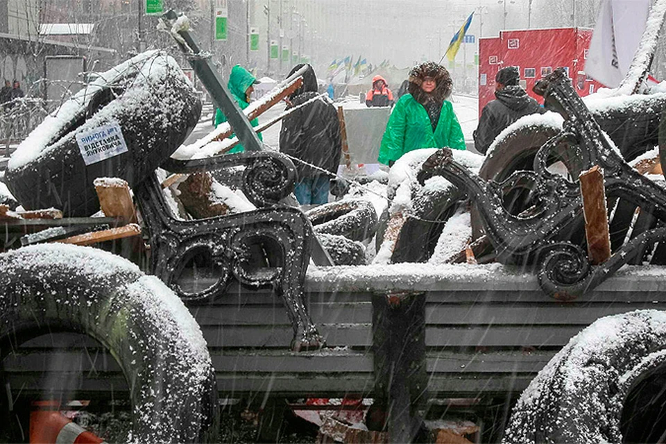 На Майдане начались суды Линча: активистов избивают и пускают по «позорному кругу»