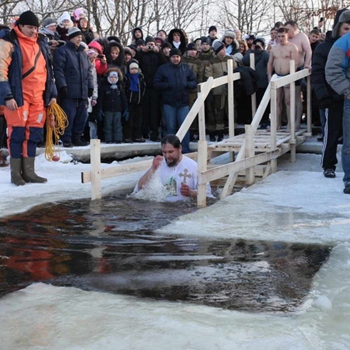 Крещенские купания в Калининграде: льда нет, мороз бодрит - KP.RU