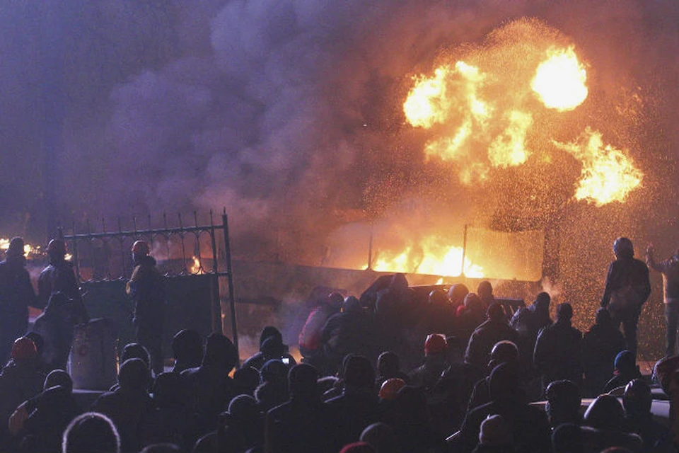 Сегодня в Киеве вновь взрывались шумовые гранаты, гудели сирены "скорых" и били дубинами о щиты бойцы "Беркута"