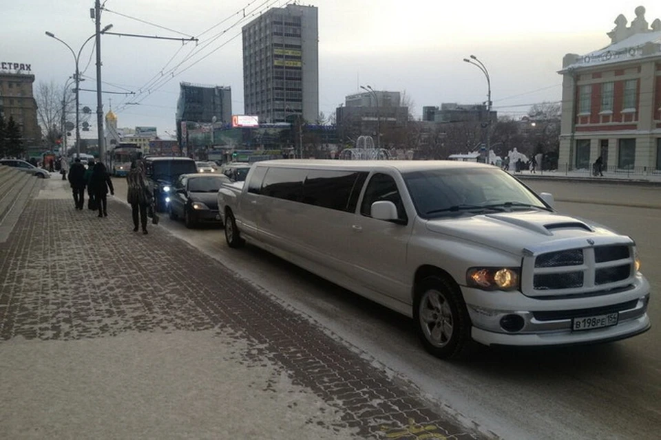 Паук припарковался прямо у ступенек мэрии.