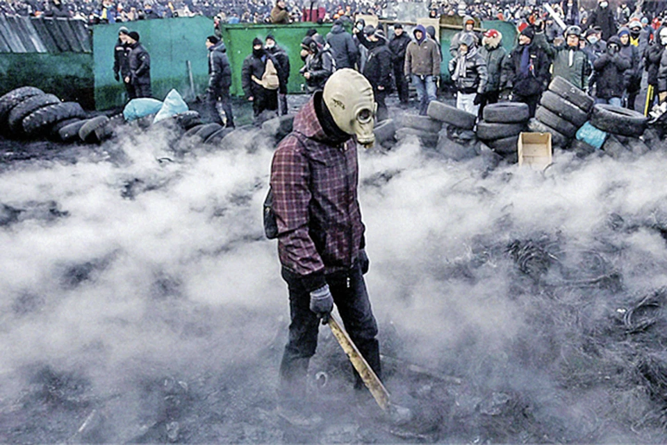 Грязь, мусор и пепелище, окутанное едким дымом, - так выглядит «поле боя» погромщиков с «Беркутом».