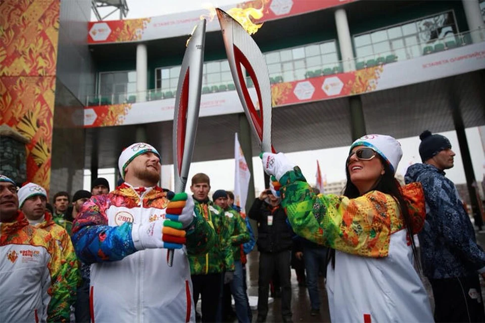Диана Гурцкая передала эстафету олимпийского огня Рамзану Кадырову