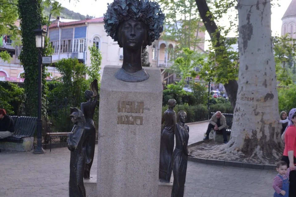 В Тбилиси осквернили памятник актрисе Софико Чиаурели