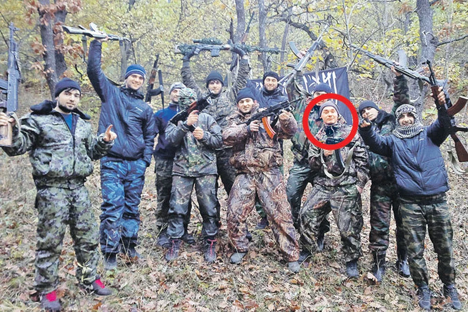 Спецслужбы все чаще выявляют среди террористов славян, переметнувшихся в радикальный ислам. На фото, например, буйнакская бандгруппа. Третий справа - русский паренек из Белгорода Алексей Пашенцев - дослужился здесь до «амира».