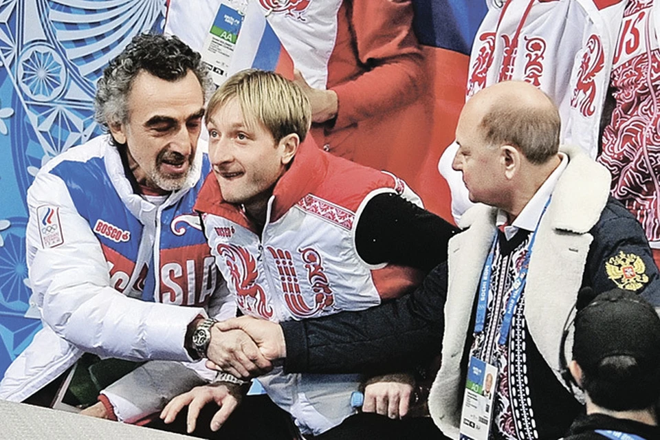 Олимпийские эмоции: хореограф Давид Авдыш (слева) и тренер Алексей Мишин (справа) поздравляют друг друга после выступления Евгения Плющенко.