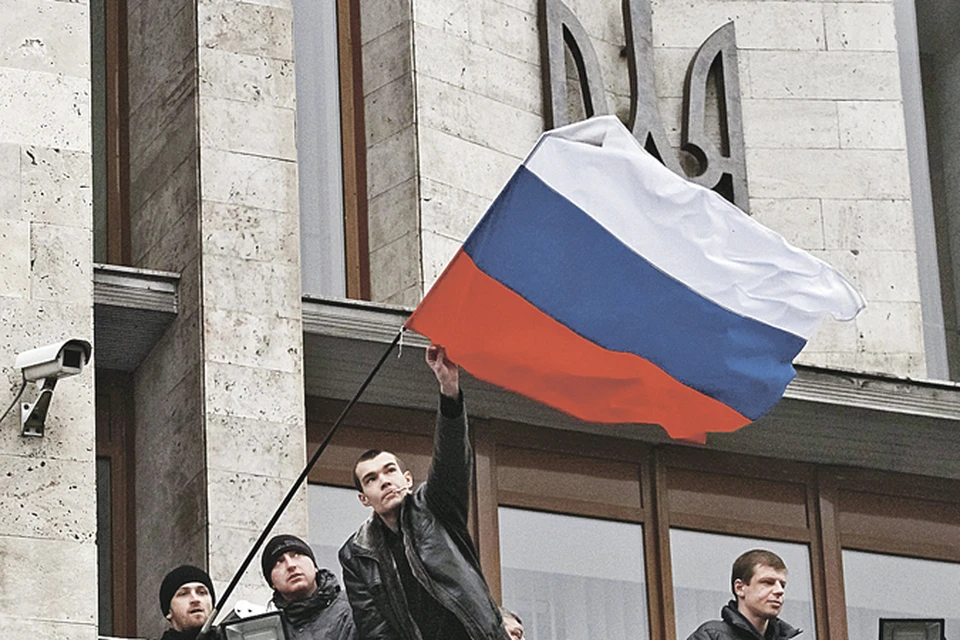 Над облсоветом Донецка появился российский флаг. Милиция его то и дело снимает, но народ упорно возвращает триколор на место.