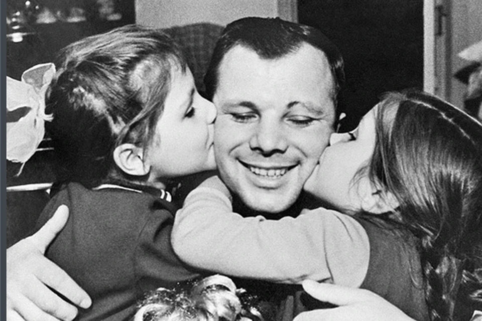 Гагарин с любимыми дочками.