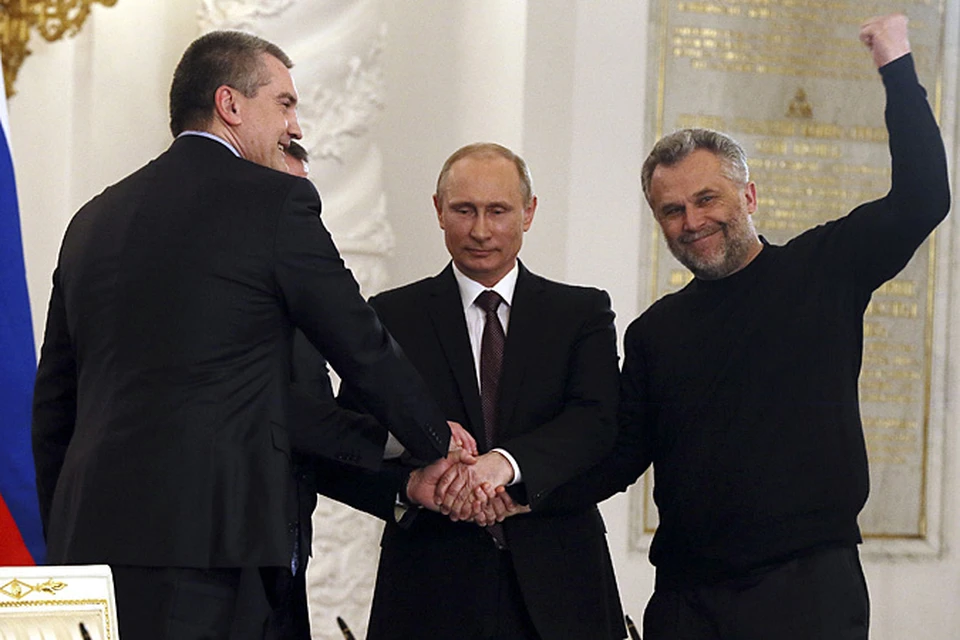 Седобородый, в черном свитере, он резко выделялся на фоне остальных политиков во время подписания исторического документа о воссоединении Крыма с Россией