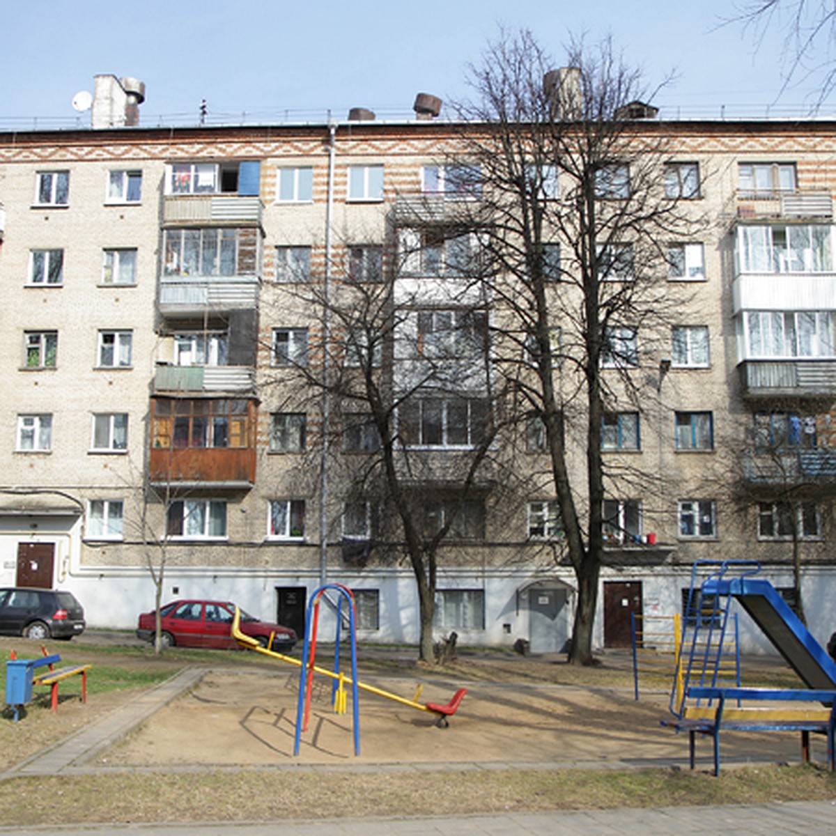 Сумасшедший сосед держит в страхе весь дом. Одного человека уже зарезал,  кто следующий?» - KP.RU