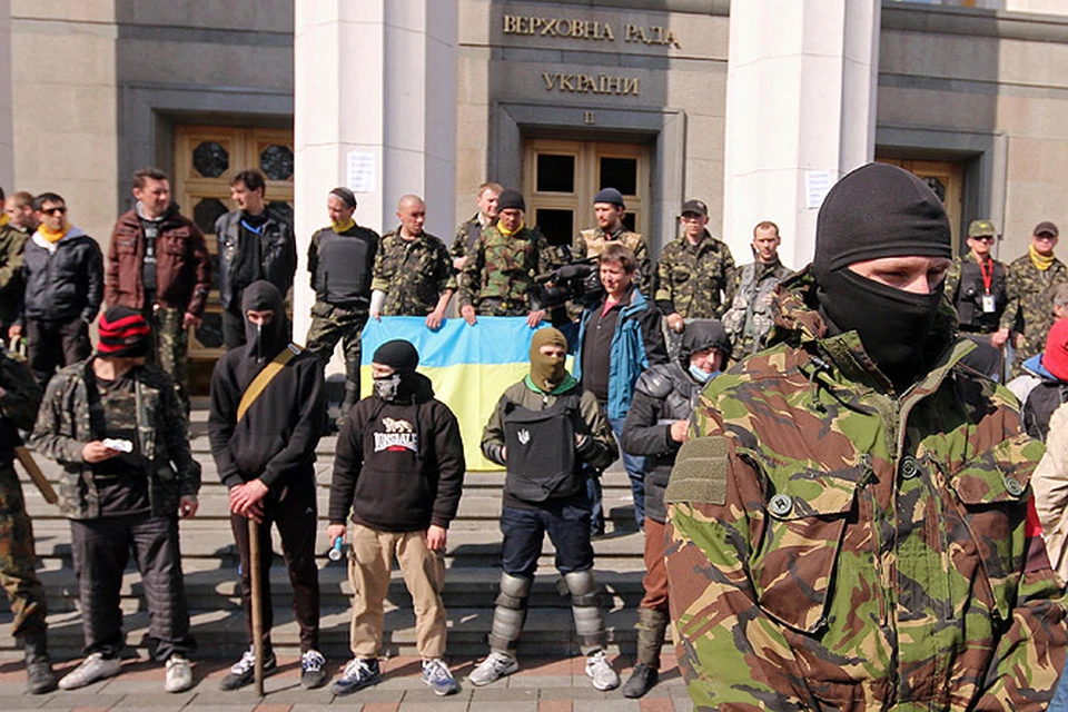 Бойцы "Правого сектора" у стен здания украинского парламента
