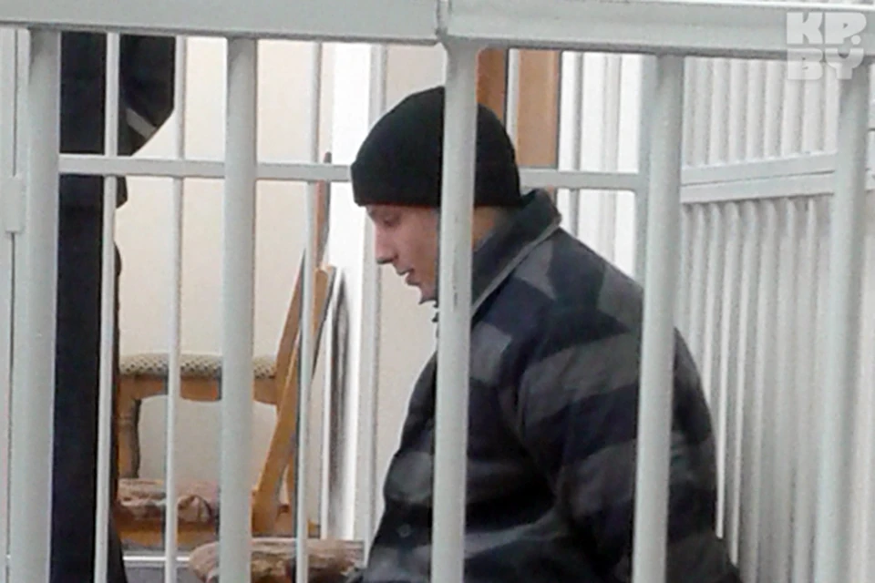 Александр Грунов сидел с опущенной годовой и смертный приговор выслушал очень спокойно.