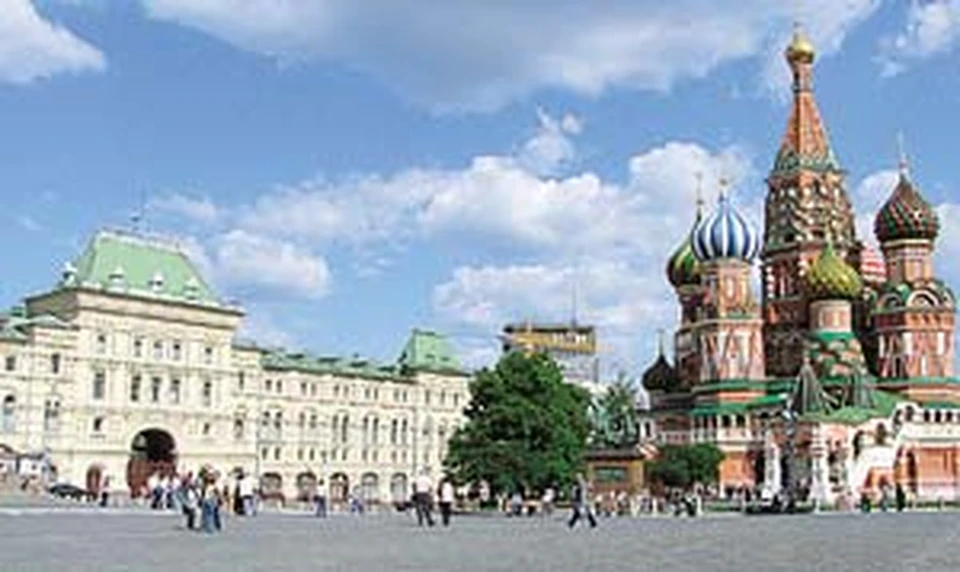 Окна бывшего здания Минобороны, а в скором времени элитной гостиницы выходят прямо на Кремль и Красную площадь.