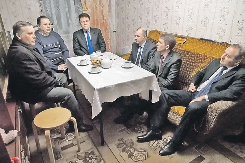 Туляк Александр Солнцев (второй слева - в свитере) чувствовал себя не в своей тарелке, когда через пару часов после жалобы Путину к нему приехал губернатор (третий слева - во главе стола) со свитой. Чиновники тоже чувствовали себя необычно.