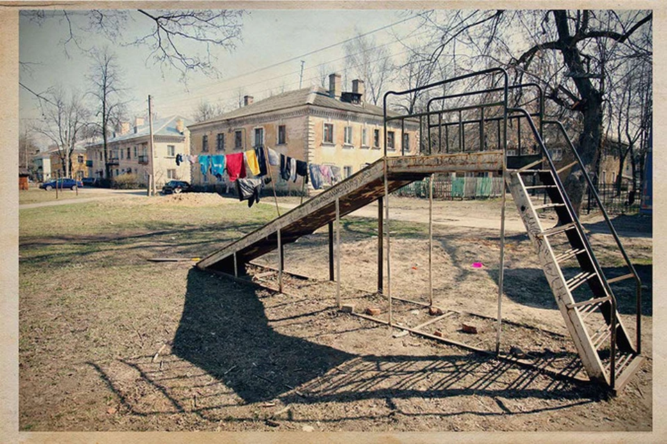 магнитогорск дворы. одинокие качели. дворы 80-х годов. во дворах было пусто. во дворах было пусто.
