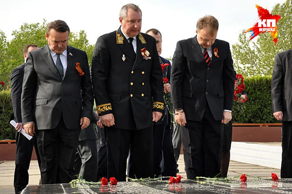Празднование Дня Победы началось в 8.00 с возложения цветов на Мемориале воинской славы.
