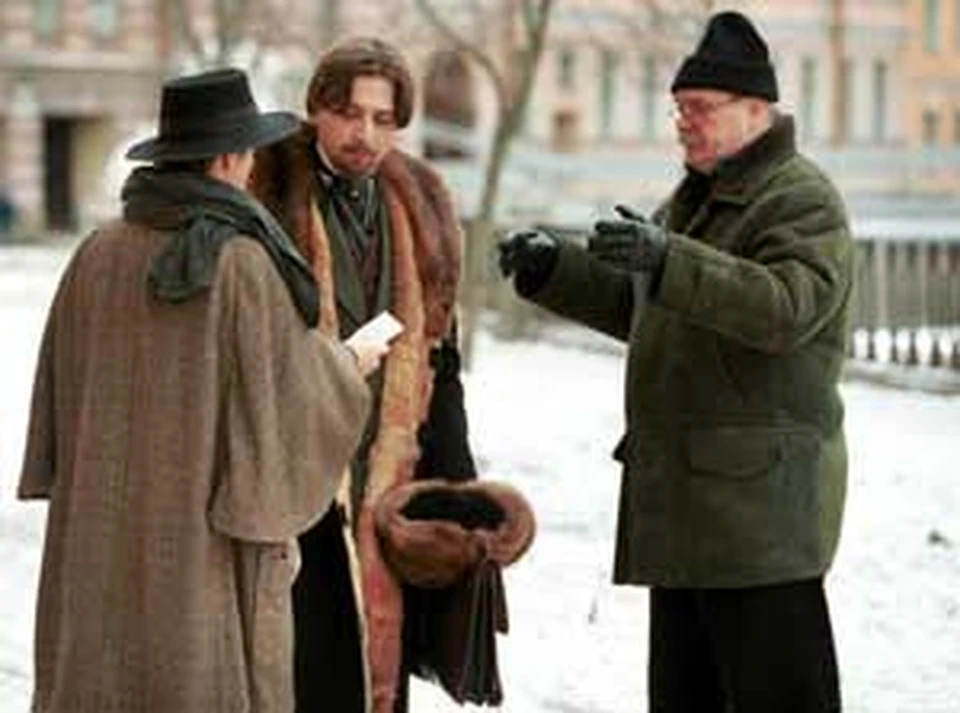 Чтобы зрители не заскучали на длинных диалогах, режиссер Бортко заставил Миронова (слева) и Лазарева (в центре) говорить в три раза быстрее.