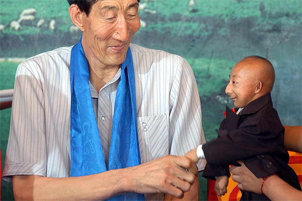 Максимально прожил человек. Бао Сишунь-самый высокий. Самый высокий человек в мире Бао Ксишун. Бао Сишунь рост. Хэ Пинпин.