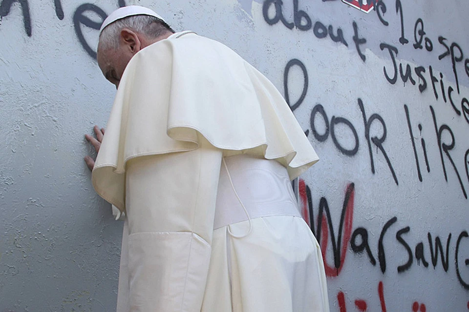 Они надеялись, что Папа помолится у стены, где плачут евреи, но он остановился и помолился у стены, где рыдают христиане и мусульмане Вифлеема