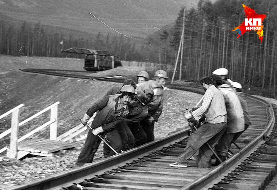 Рабочее движение поездов на линии было открыто к тридцатилетию Победы, на пять месяцев раньше срока