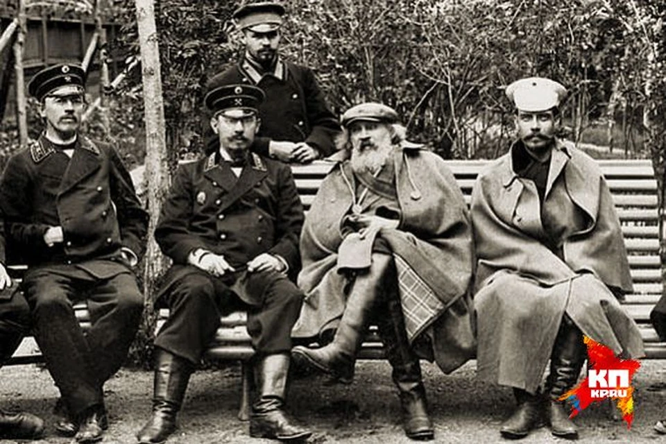 Снимок сделан в Кушве в 1899 году. Дмитрий Менделеев (второй слева) в этот момент был сильно простужен, поэтому не смог осмотреть в окрестностях Кушвы все, что запланировал.