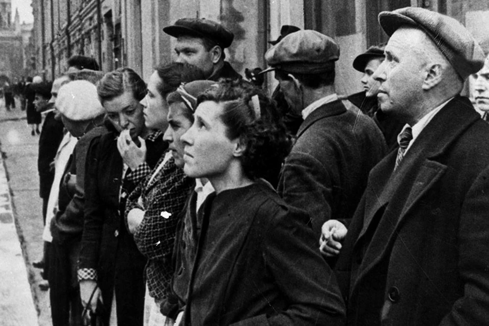 22 июня 1941 года, москвичи слушают объявление о начале войны по радио