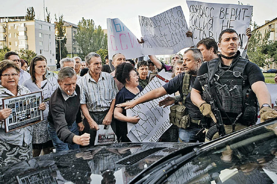 Жители Донецка встретили лимузин представителей Киева (в машине сидели Кучма и Шуфрич) не очень любезно.