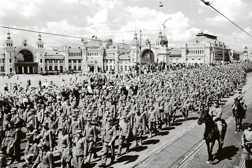 Этим своим воякам Гитлер обещал по железному кресту и победный марш по Москве. А все обернулось для них пленом и унылым шествием  по столице СССР.
