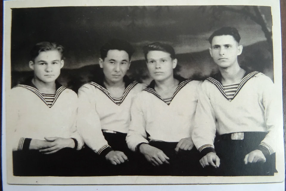 Артем Власов (второй слева) с друзьями в день выпуска из вечерней школы