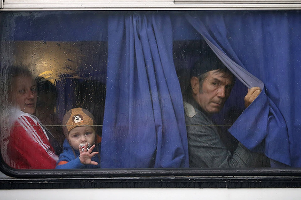 Беженцы в автобусе, отъезжающем из Донецка в Ростов-на-Дону
