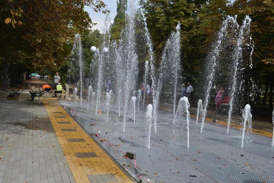 Белгород списки. Южный парк Белгород фонтан. Фонтаны Алексеевка Белгородская область. Фонтан в Алексеевке Белгородской обл. Фонтан салют Белгород.