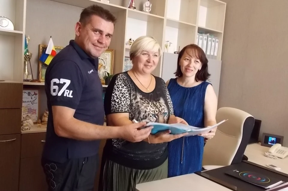 Педагогическим подкреплением из Украины очень довольна директор школы Лариса Плеханова (в центре)