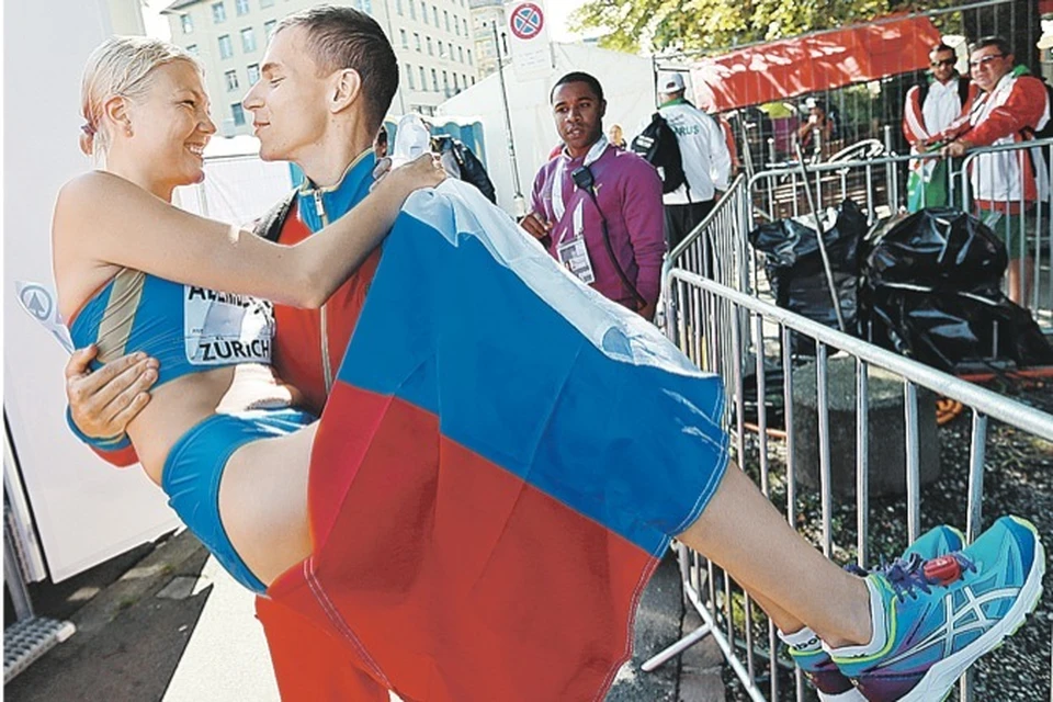 Вот так Александр Иванов, завоевавший «серебро» в ходьбе на 20 км, поздравил чемпионку на этой же дистанции среди женщин Эльмиру Алембекову.