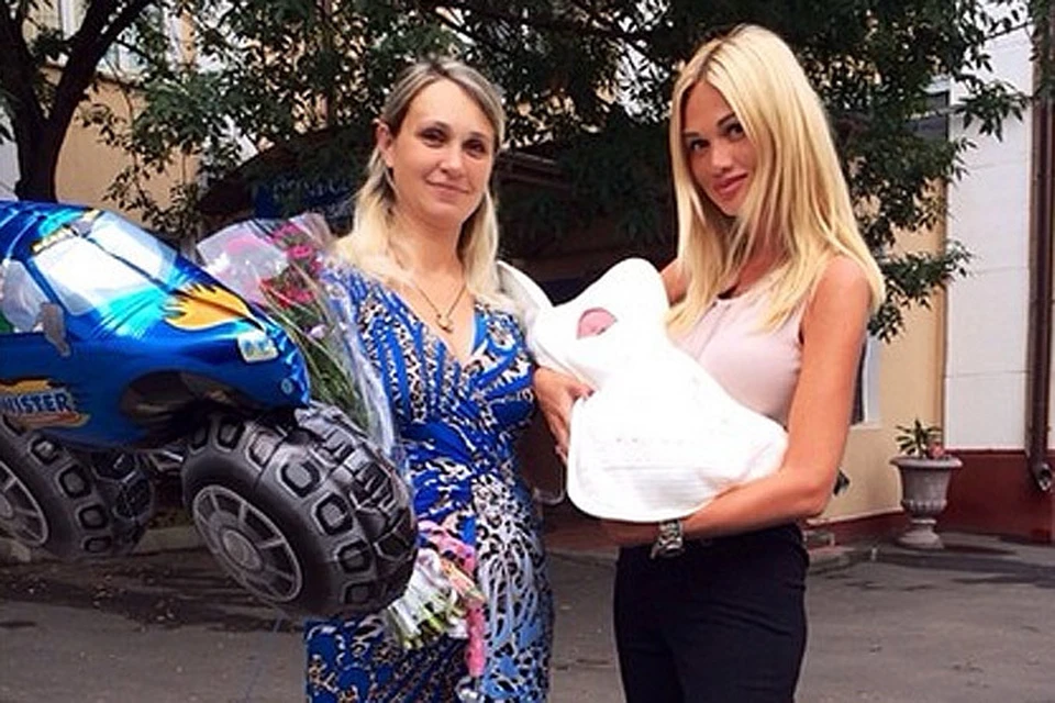 Телеведущая опубликовала в своем инстаграме фото с украинской беженкой Ириной, которая на последнем месяце беременной сбежала из осажденного города