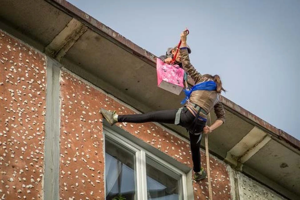 На третий этаж Алена Зайцева решила спуститься с крыши.